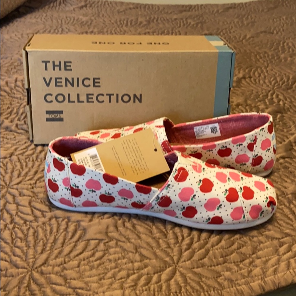Brand new Toms classic slip on